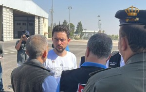 ولي العهد يشرف على تجهيز قافلة المساعدات المتجهة الى غزة