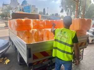 بالصور...الهيئة الخيرية الأردنية توزع طرود غذائية وصحية ومياه نقية على أهل غزة