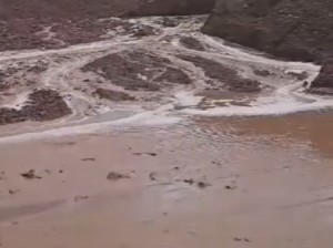 انهيارات وأمطار غزيرة تغلق الطريق العام باتجاه العقبة