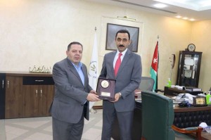 مهيدات يُكرّم مجلة علوم الصيدلة ويشيد بدورها الريادي في الإعلام الصيدلاني