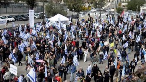 عشرات آلاف المستوطنين يتظاهرون قبالة مكتب نتنياهو