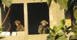 القسام تفجر مدرسة تحصن بها عشرات من جنود الاحتلال