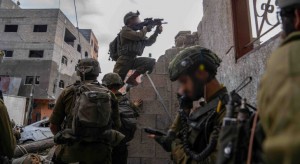 حماس: نشر صور لمدنيين بجانبهم أسلحة على أنهم من القسام ادعاء كاذب