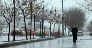 أجواء ماطرة وباردة في أغلب المناطق الجمعة