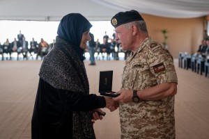 بالصور .. الملك ينعم بميدالية اليوبيل الفضي على متقاعدين عسكريين وشهداء