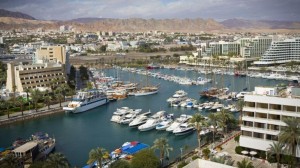 دوي انفجارات وصفارات الإنذار تدوي في إيلات والمناطق المجاورة