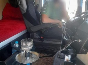 تحويل سائق شاحنة "يأرجل" أثناء القيادة إلى الحاكم الاداري