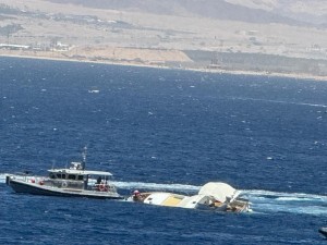 اسود القوة البحرية الملكية تنقذ حياة رجل اعمال بعد تحطم قاربه