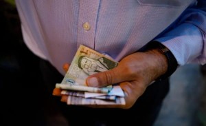 العيدية .. ما أصلها وهل توجب على الزوج وولي الأمر؟