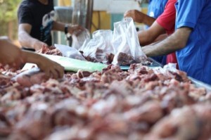 مضحون لا يوزعون اللحم .. ما حكم الشريعة؟