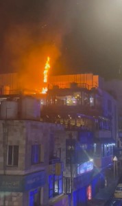 الدفاع المدني يخمد حريقا داخل معطم في وسط البلد