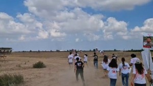 أهالي الأسرى الإسرائيليين يقتحمون السياج ويدخلون غزة