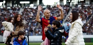 بعد 16 عامًا مع برشلونة.. نجم كرة القدم الإسباني يودع الملاعب