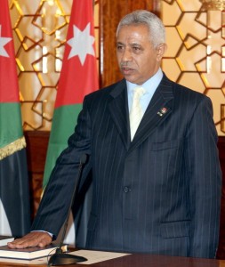 بتوجيهات ملكية...رئيس الديوان يطمئن على صحة الوزير الأسبق عيد الفايز