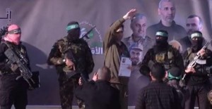 المقاومة تسلم أسيرين في خان يونس