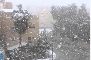 بالأسماء ... بدء تراكم الثلوج في مناطق بالمملكة