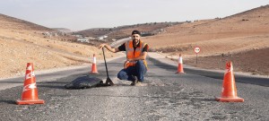 من خلال مبادرته( بادر ) حسام عباس شاب أردني  يسهم في ترميم شوارع الوطن