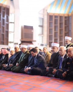 ولي العهد يشارك جموع المصلين أداء صلاة الجمعة