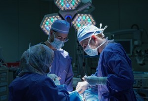 مستشفى ابن الهيثم ينجح في إجراء جراحة معقدة لطفل يعاني من متلازمة نادرة