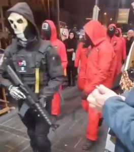 الأمن :الاشخاص الذين ظهروا بملابس وأقنعة لعبة"الحبار" تم اتخاذ الاجراء القانوني بحقهم