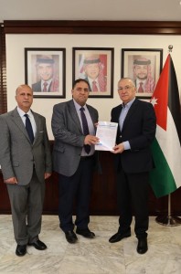 د. مهند حجازي يتسلّم دراسة من "عمّان الأهلية" حول تجريم الفساد في القطاع الخاص