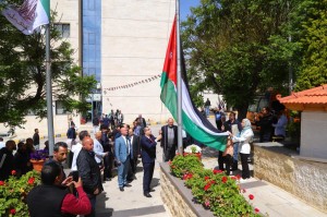 جامعة البترا تنظم وقفة احتفالية بمناسبة اليوم الوطني للعلم الأردني