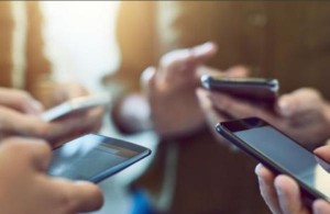 تجار يحتكرون الهواتف ويرفعون أسعارها بنسبة 100%