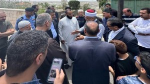 وزير الأوقاف يوعز بنقل أسرة ضحايا حريق المسجد إلى سكن جديد