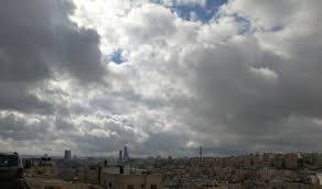 انخفاض طفيف وحالة عدم استقرار جوي تؤثر على جنوب وشرق المملكة مع فرصة للأمطار الرعدية والبر