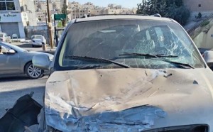 سقوط مسيرة في ابو نصير .. وأضرار بمركبة ومظلة انتظار حافلات