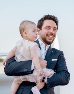 الملكة تهنئ ولي العهد: الأمان لها، والذخر لنا