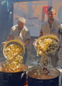 الحملة الأردنية تواصل تقديم وجبات ساخنة للنازحين في مواصي خان يونس