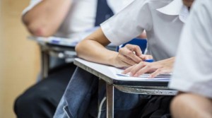 طلبة "التوجيهي" جيل 2008 يتقدمون للاختبار بمبحث اللغة الإنجليزية