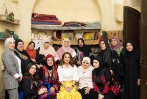 الملكة رانيا العبدالله تزور السلط وتتجول في ساحة العين .. فيديو