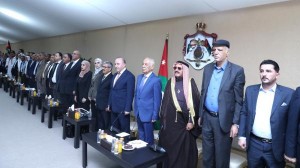 2000 شخصية من المخيمات الفلسطينية بهتافات داخل القصر