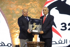 أشعل شعلة المهرجان في دورته 32 .. وزير الثقافة : "الفحيص" يرتقي لأن يكون مهرجاناً وطنياً وعربياً يمثل بلدة الزيتون والنور (صور)