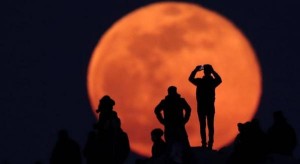 القمر الأحمر يضيء سماء الأردن الأحد في خسوف كلي نادر