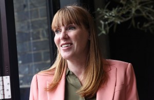 إقالة نائبة رئيس الوزراء البريطاني بعد إقرارها بعدم دفع ضريبة عقارية على منزل جديد اشترته، وتعبيرها عن أسفها الشديد لهذه.