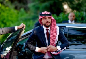 ولي العهد يزور قطر ويتلقي أميرها