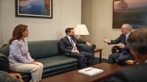 ولي العهد يلتقي أعضاء من الكونغرس ويؤكد ضرورة وقف التصعيد بالمنطقة