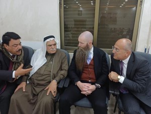 السفير الأمريكي في السلط معزياً بوفاة الصحفي أبو هزيم .. فيديو