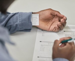 معظمها محاولات إدخال أدوات للغش .. 213 مخالفة في تكميلية التوجيهي