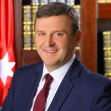 العمري يكتب : حين تضيق معيشة الناس… يصبح الصمت تقصيرًا