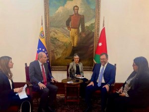 الصفدي يجري مباحثات موسّعة مع وزير الخارجية الفنزويلي